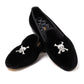 Bowhill & Elliot x MJ: Schwarzer Samtslipper "Skull & Crossbones" mit Ledersohle - Handmade